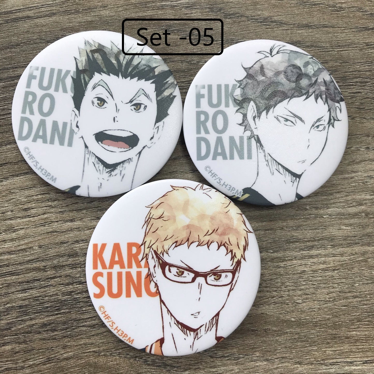 Haikyuu - medium Colourful /badges ( new arrival )
